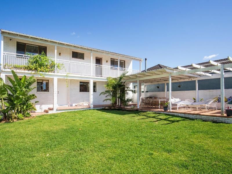 Whitewash I Pet Friendly I 5 Mins Walk to Beach - image 14