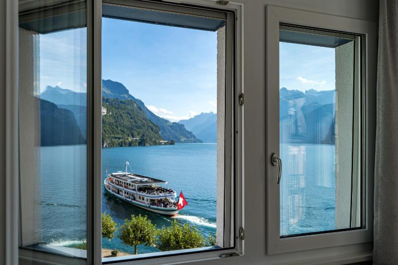 Standard Double Room with Lake View image 3