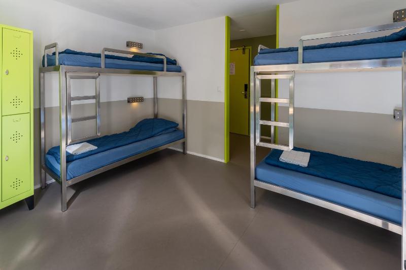 Bed in 4-bed Mixed Dorm with Shower image 4