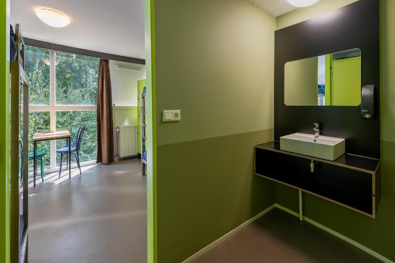 Six Person Room With Private Bathroom and Shower image 4