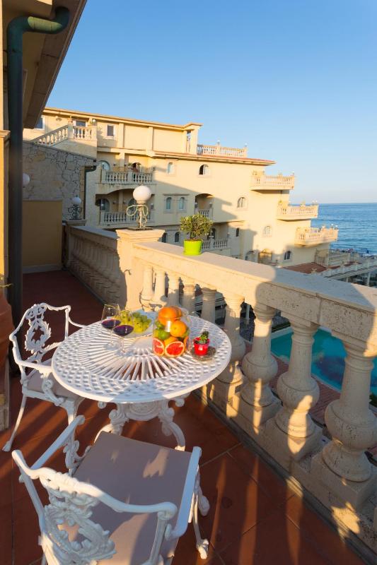 Deluxe Double Room with Sea View image 4