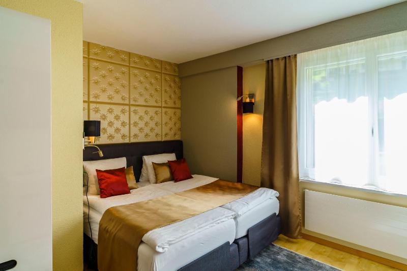 Twin Room with Bathroom image 1