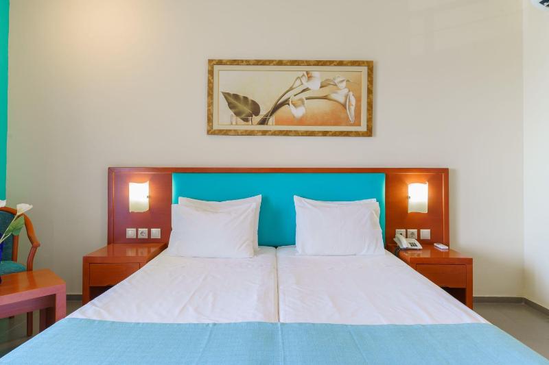 Double or Twin Room with Sea View image 3