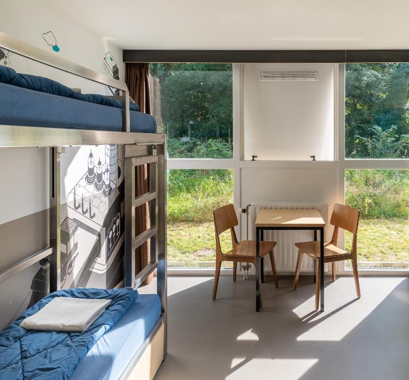 Budget Twin with Bunk Beds and Private Bathroom with Shower image 4