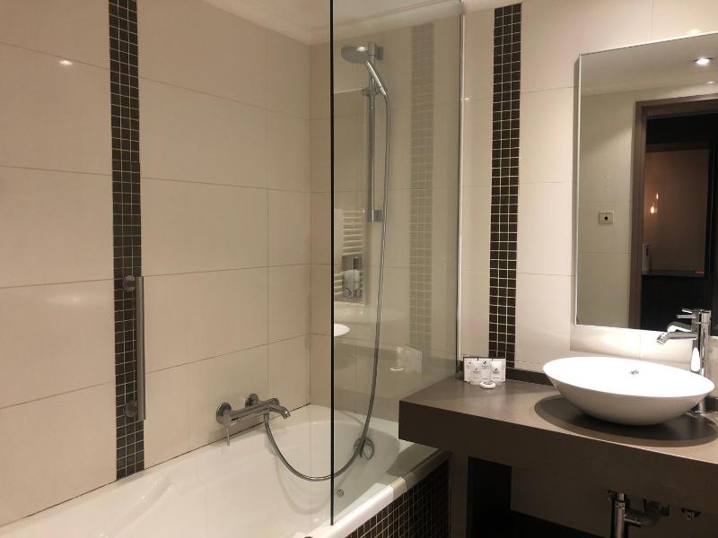 Deluxe Double Room with Bath image 4