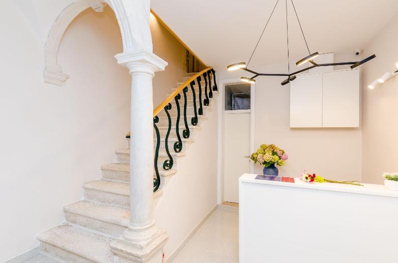 One-Bedroom Apartment - Attic image 3
