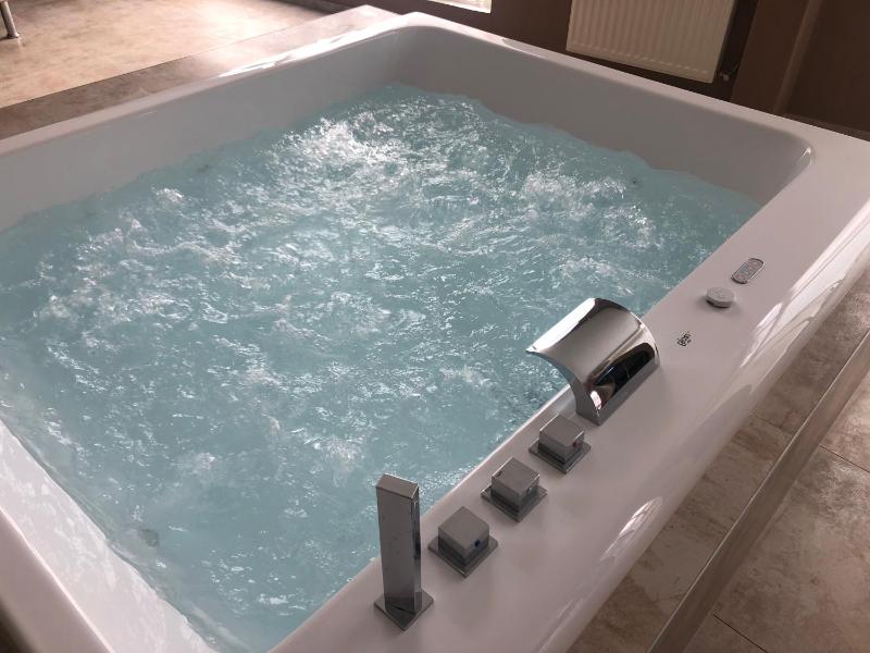 LE LOFT A BULLES (85m2 Jacuzzi Hammam Billiard Bar Douche Sauna) - image 6