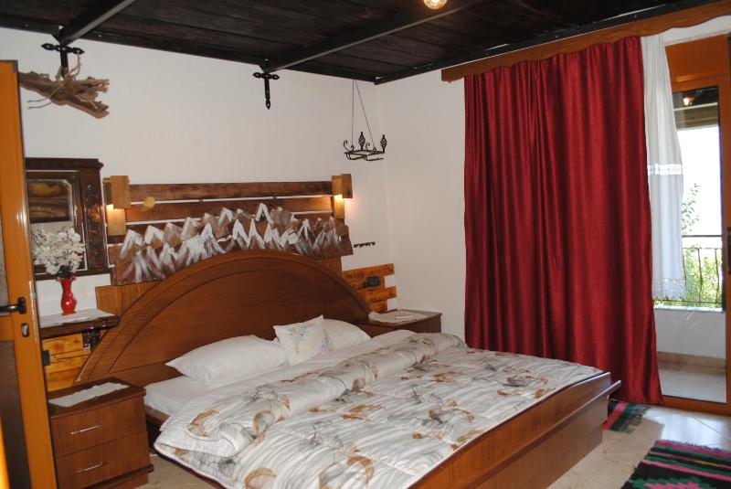Deluxe Double Room (2 Adults + 1 Child) image 3