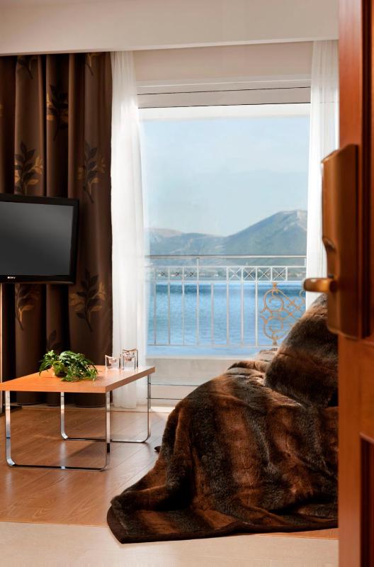 Luxury Suite with front Lake View image 1