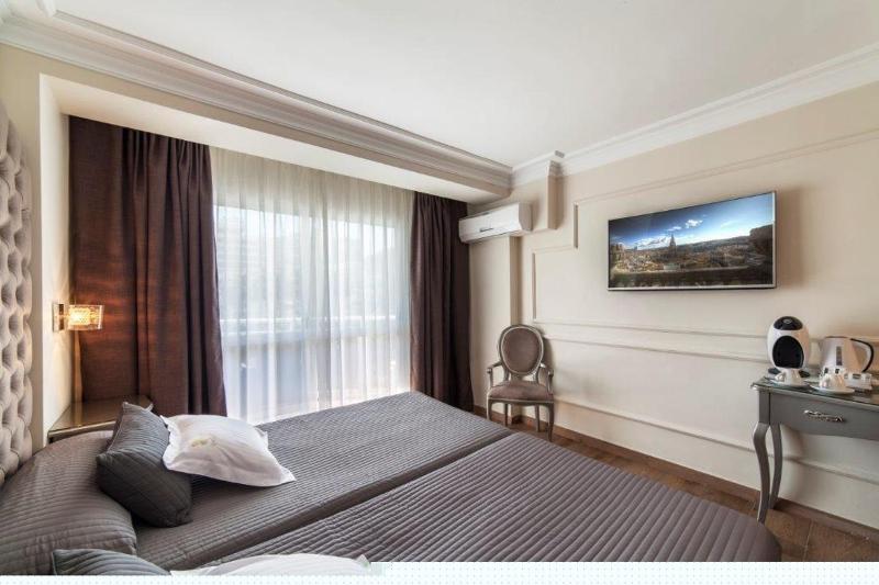 Double or Twin Room with Pool View image 1