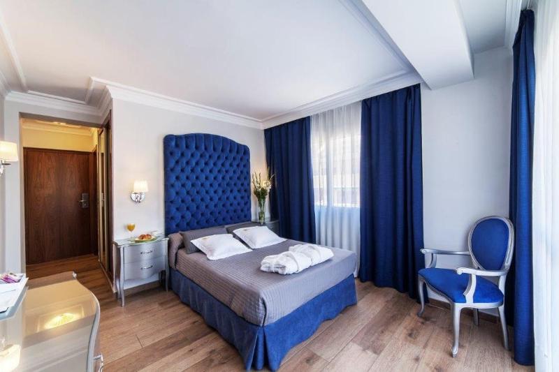 Double or Twin Room with Sea View image 4