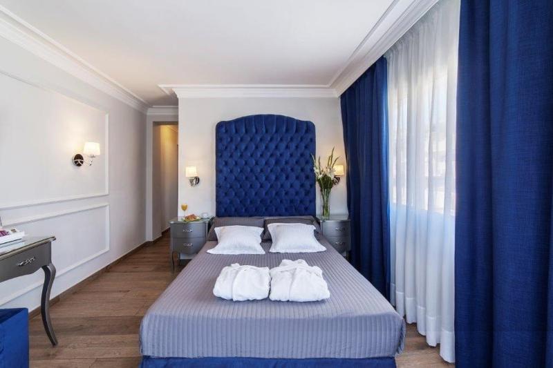 Double or Twin Room with Sea View image 3