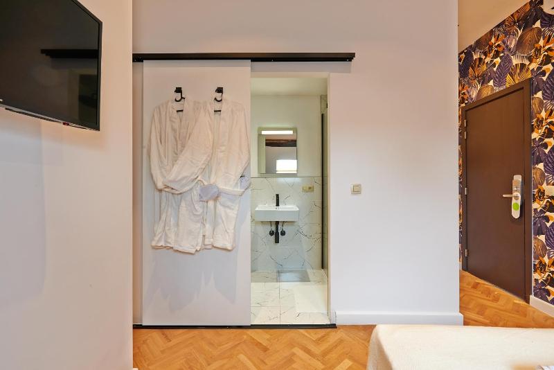 Hotel Les Ecrins - image 2