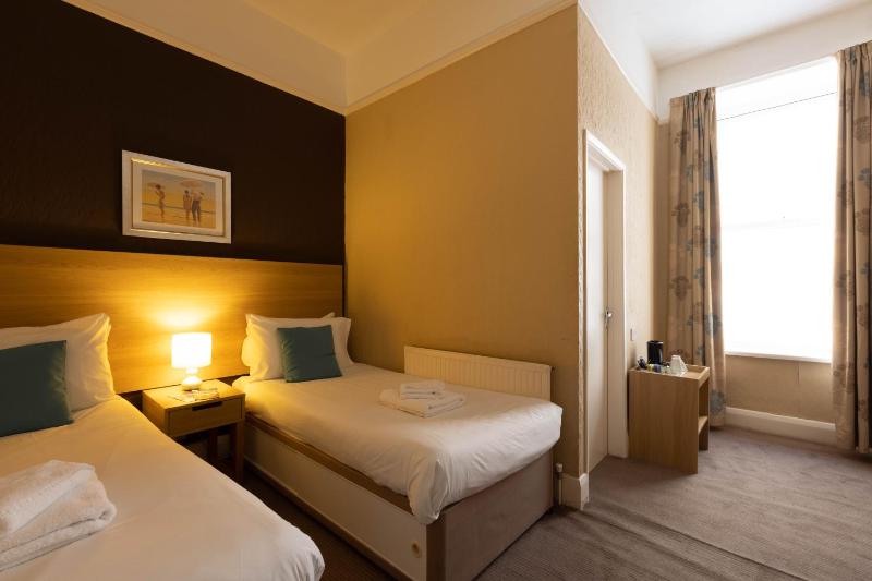 Twin Room image 1