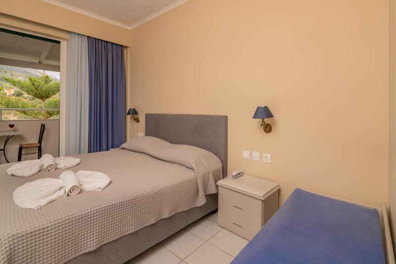 Standard Double or Twin Room with Sea View image 4