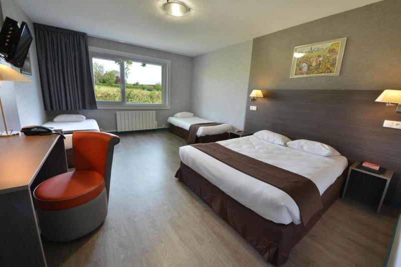 Quadruple Room with 1 Double Bed and 2 Single Beds image 3