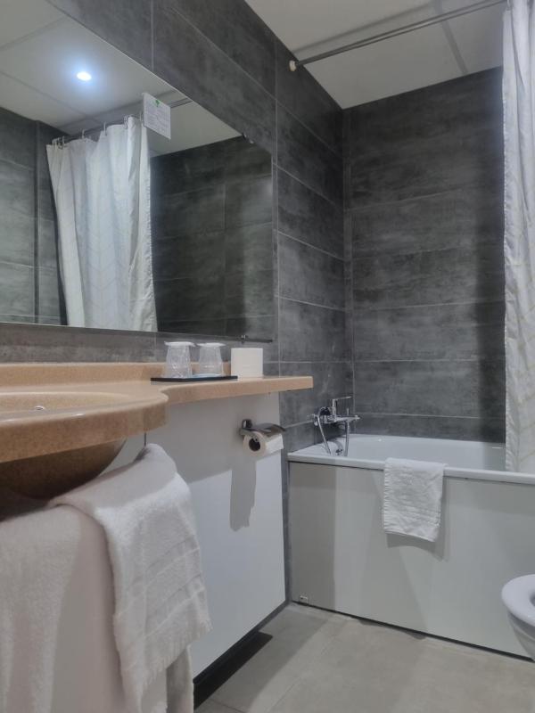 Double Room with Eiffel Tower View image 4