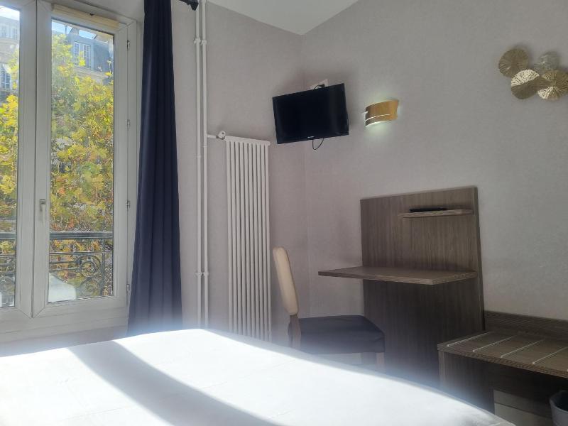 Double Room with Eiffel Tower View image 3