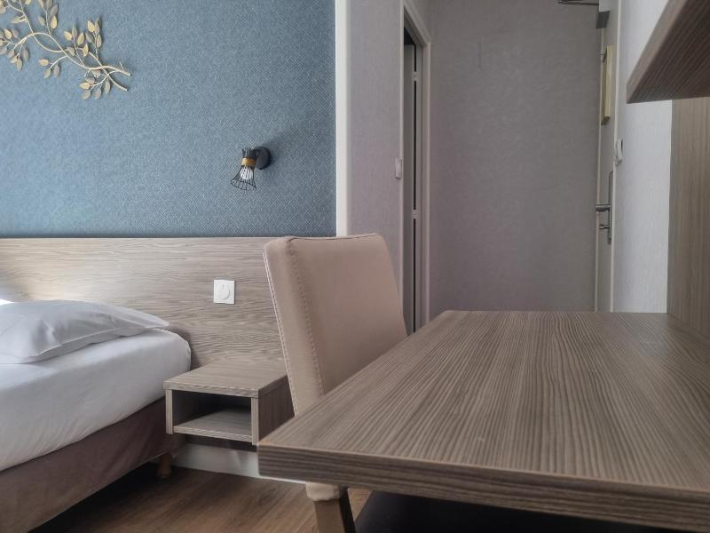 Double Room with Eiffel Tower View image 2