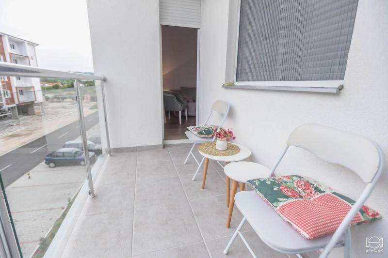 One-Bedroom Apartment image 4