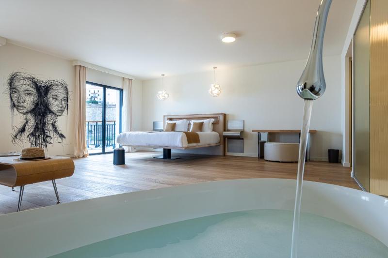 Prestige Suite with One Double or Two Single Beds - Sea and Citadel View image 2