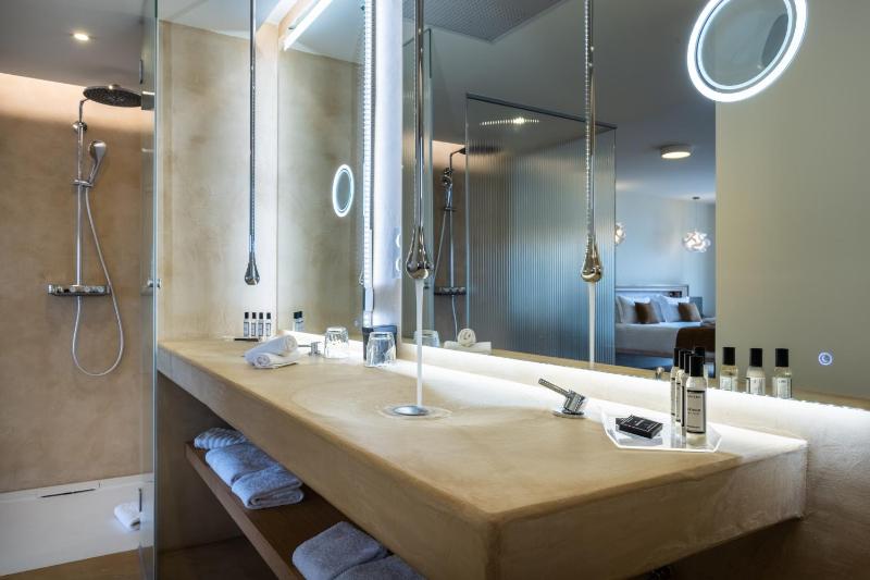 Prestige Suite with One Double or Two Single Beds - Sea and Citadel View image 3