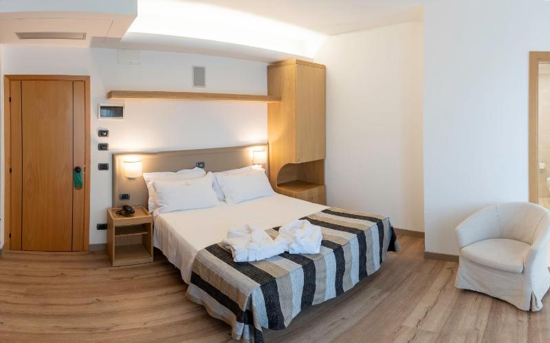 Double Room with Lateral Sea View image 1