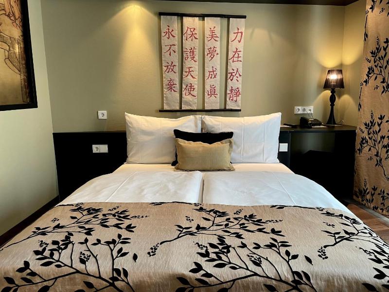 Deluxe Double Room image 3