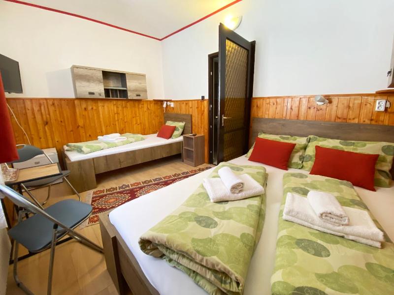 Standard Queen Room image 4