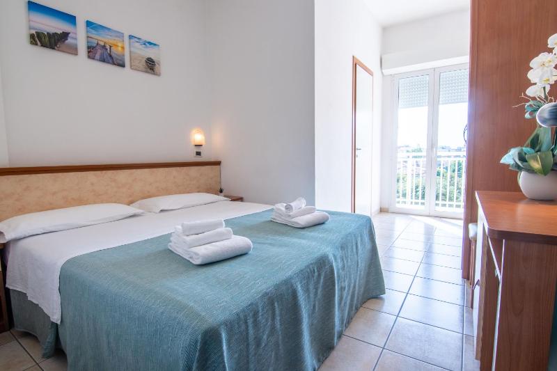 Double Room with Balcony and Sea View image 4