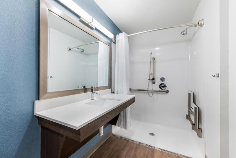 Queen Room with Roll-In Shower - Accessible/Non-Smoking image 2