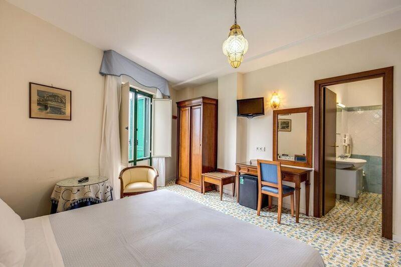 Large Double or Twin Room image 1