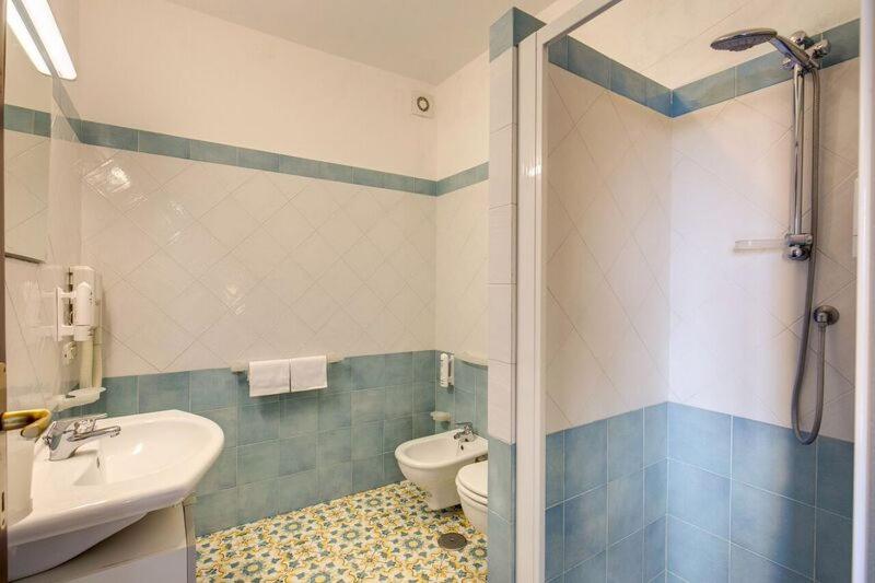 Large Double or Twin Room image 3