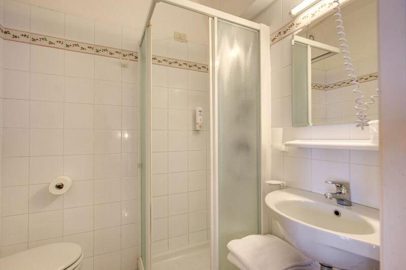 Small Double or Twin Room image 3