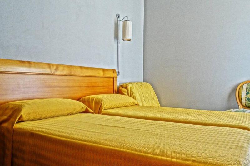 Budget Twin Room image 4