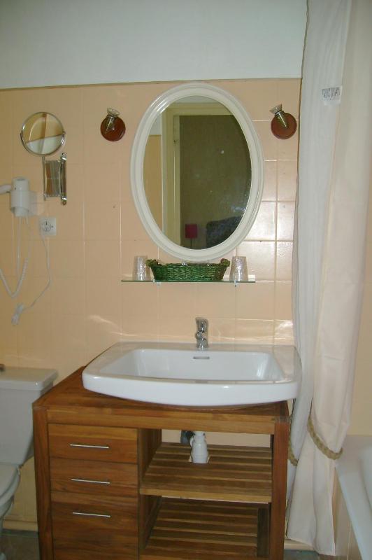Charming Twin Room - street side  image 3