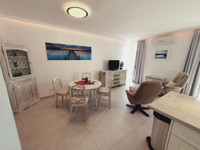 Elegant Spacious Apartment with Sea Views - image 13