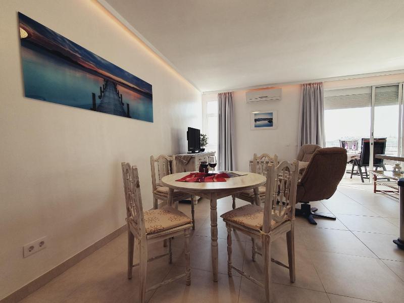 Elegant Spacious Apartment with Sea Views - image 22