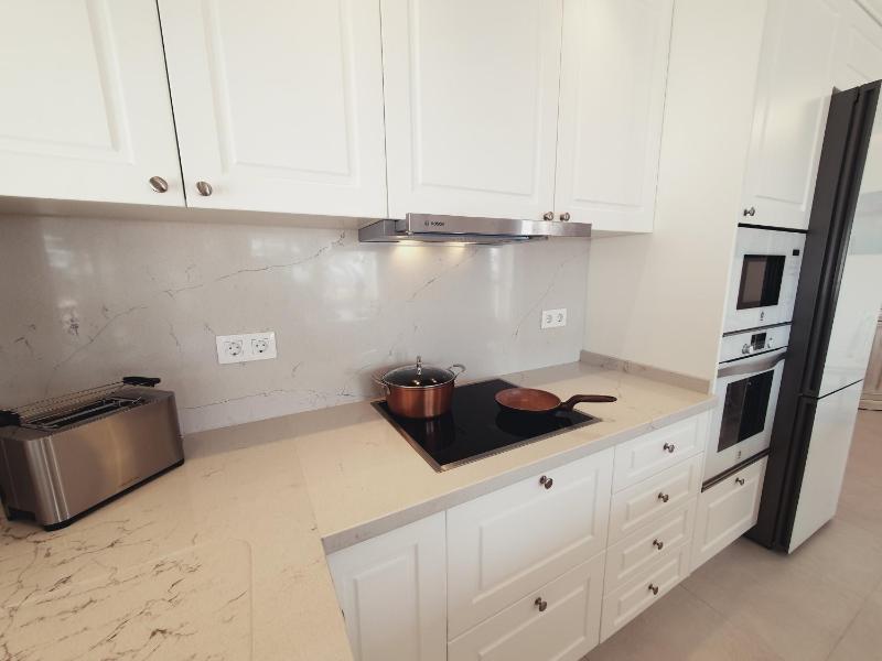 Elegant Spacious Apartment with Sea Views - image 34