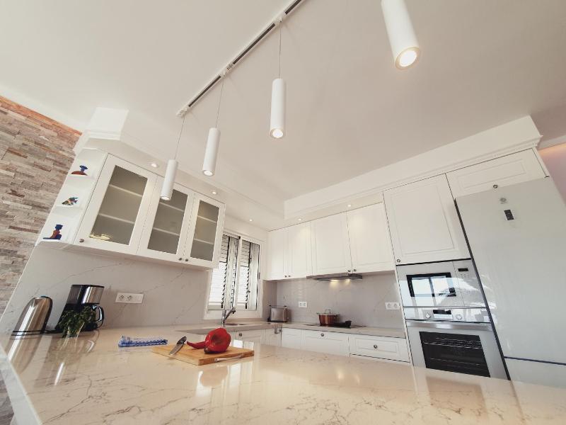 Elegant Spacious Apartment with Sea Views - image 6