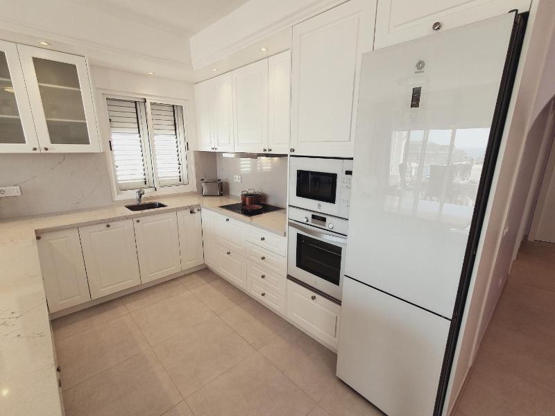 Elegant Spacious Apartment with Sea Views - image 11