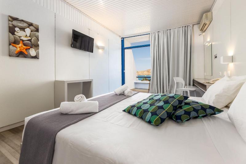 Standard Twin Room with Sea View image 4