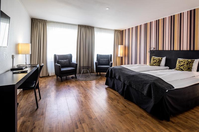  Superior Family Room image 2