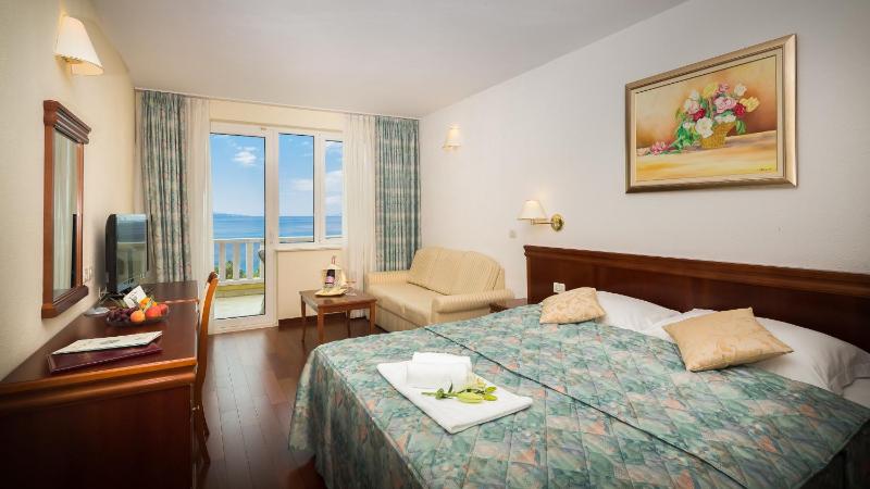 Superior Double Room with Balcony and Sea View image 3