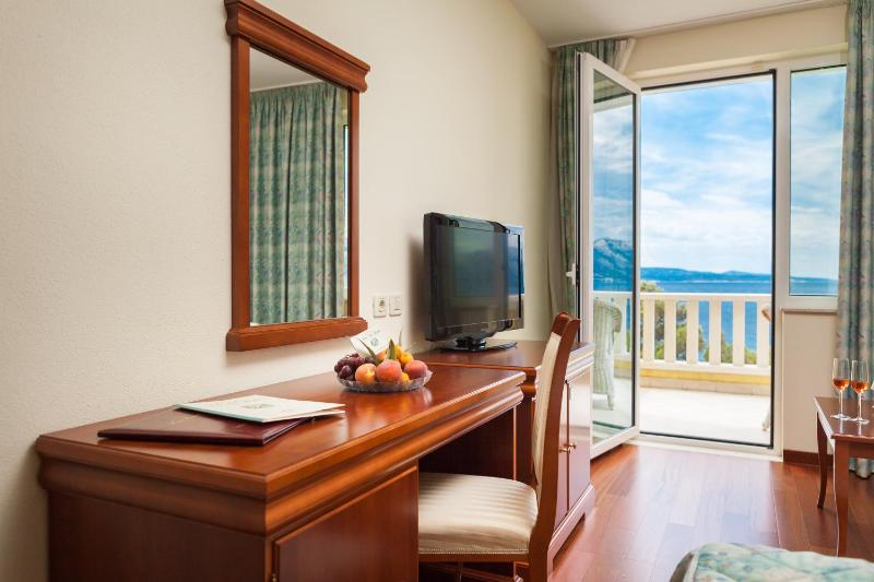 Superior Double Room with Balcony and Sea View image 4