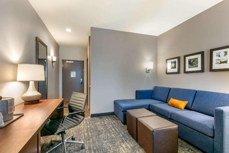 King Suite - Non-Smoking image 3
