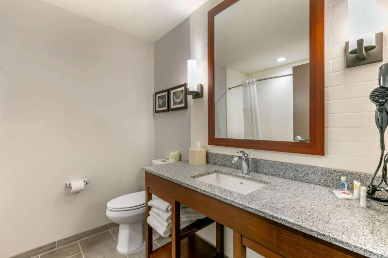 Queen Suite with Two Queen Beds - Non-Smoking image 2