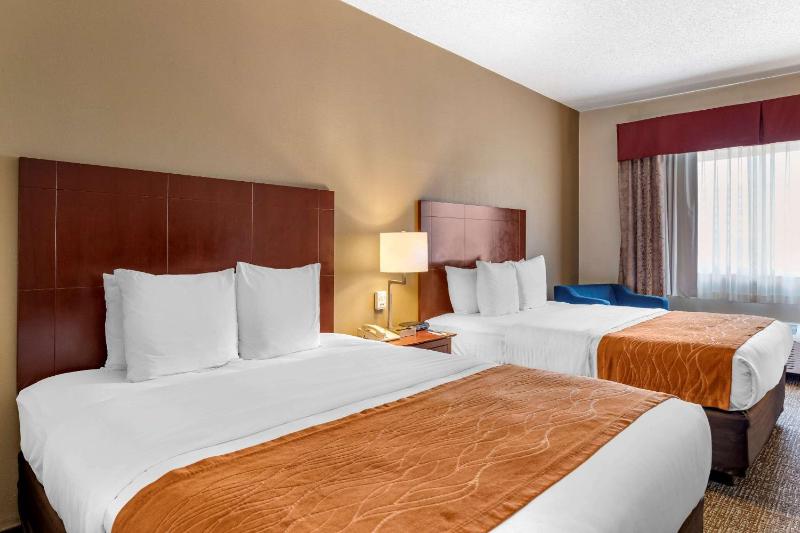 Queen Room with Two Queen Beds - Non-Smoking image 4