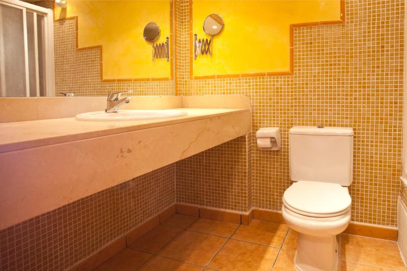 Twin Room with Side Sea View and Pool View image 4