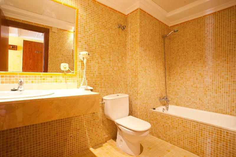 Twin Room with Side Sea View and Pool View image 3